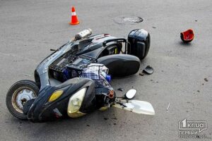водитель на  &quot;Hyundai&quot; сбил женщину на мопеде, фото https://1kr.ua