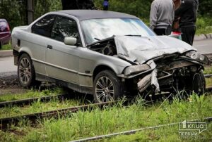 фото https://1kr.ua, девушка за рулем &quot;BMW&quot;