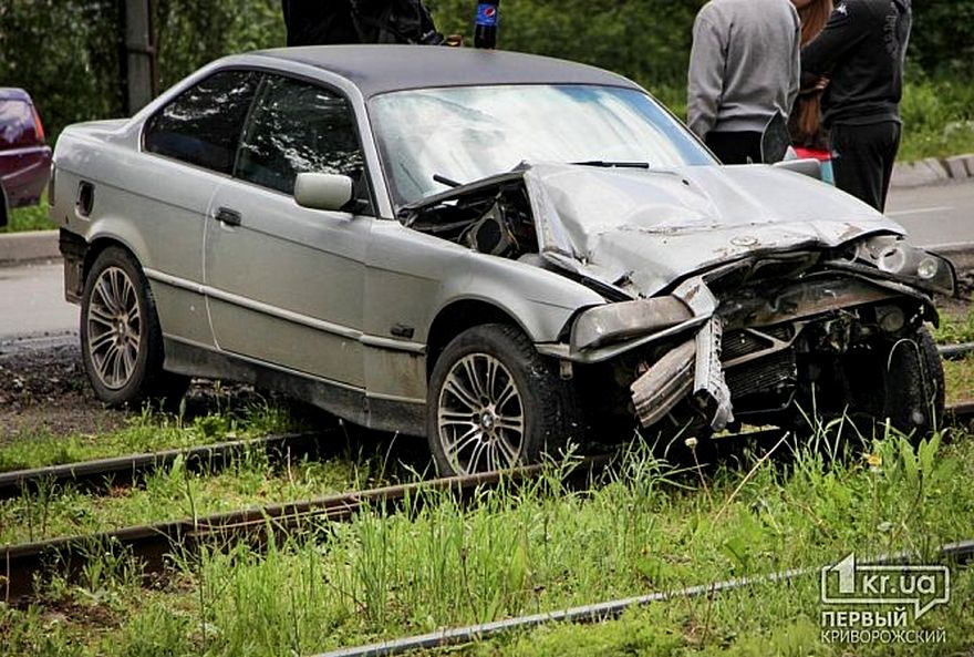 фото https://1kr.ua, девушка за рулем &quot;BMW&quot;