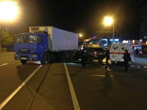 фото https://informator.dp.ua, на Слобожанском проспекте столкнулись КамАЗ и BMW