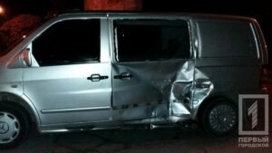 фото http://1tv.kr.ua, ДТП: мотоцик влетел в микроавтобус