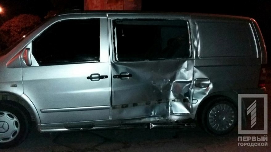 фото http://1tv.kr.ua, ДТП: мотоцик влетел в микроавтобус