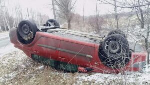фото http://1tv.kr.ua,  водитель на "Renault" опрокинулся и слетел в кювет