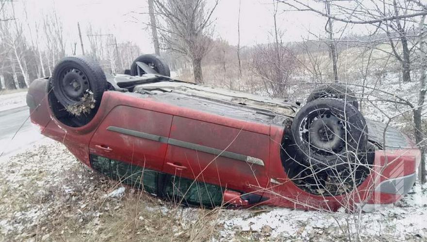 фото http://1tv.kr.ua,  водитель на "Renault" опрокинулся и слетел в кювет