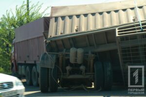 фото http://1tv.kr.ua, прицеп опрокинулся