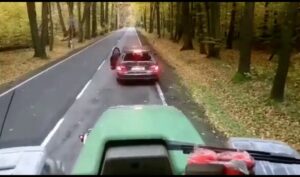Как тракторист жестко проучил наглого водителя  (видео)