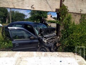 фото http://1tv.kr.ua, ДТП "Renault Clio" на большой скорости влетел в бетонное ограждение