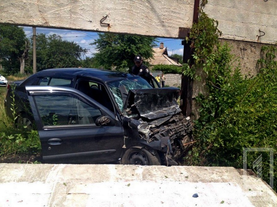 фото http://1tv.kr.ua, ДТП "Renault Clio" на большой скорости влетел в бетонное ограждение