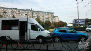 ДТП &quot;Renault&quot; и маршрутка, фото 1kr.ua