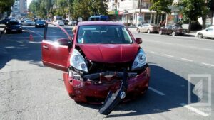 водитель на &quot;Hyunda&quot; протаранил &quot;Nissan&quot;, фото http://1tv.kr.ua