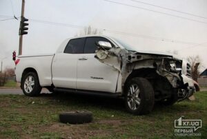 фото 1kr.ua, &quot;Toyota Tundra&quot; и ЗАЗ &quot;Таврия&quot;
