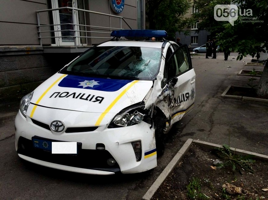 фото 056.ua, ДТП полицейская &quot;Toyota&quot; столкнулась с &quot;Toyota Land Cruiser&quot;