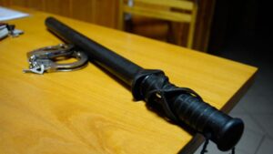полицейский с дубинкой, фото из открытых источников