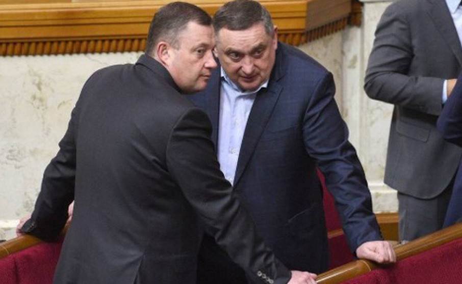 Двух депутатов подозревают в злоупотреблениях