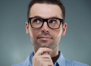 мужчина думает