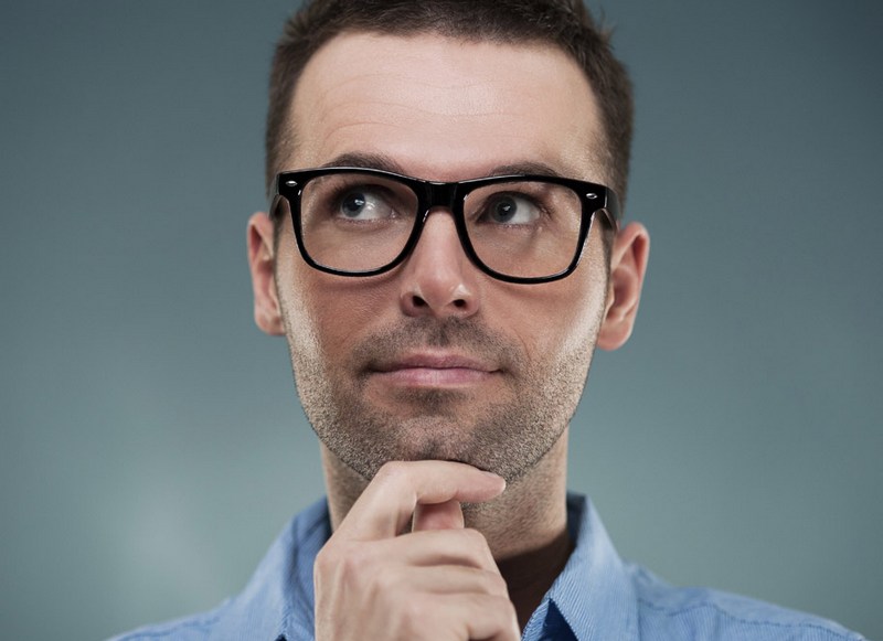 мужчина думает