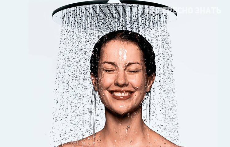 принимать душ