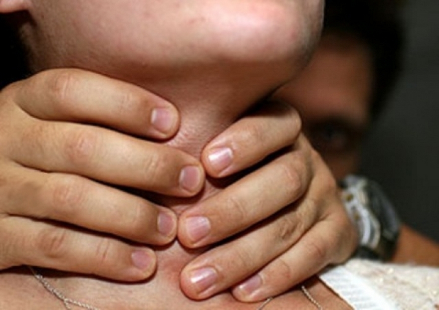 душить женщину, фото из открытых источников