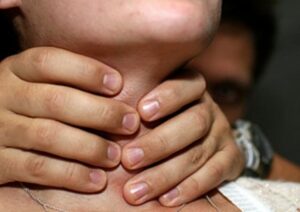 душить женщину, фото из открытых источников