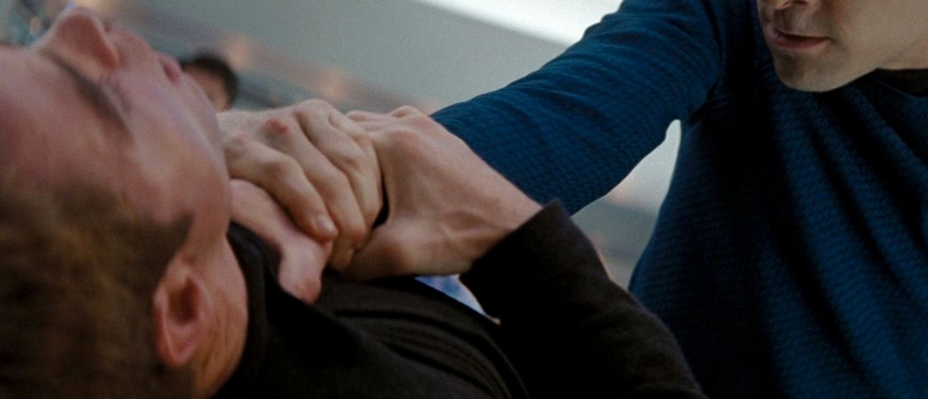 душить женщину, фото из открытых источников