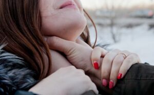 душить женщину, фото из открытых источников