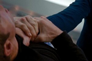 душить мужчину, фото из открытых источников