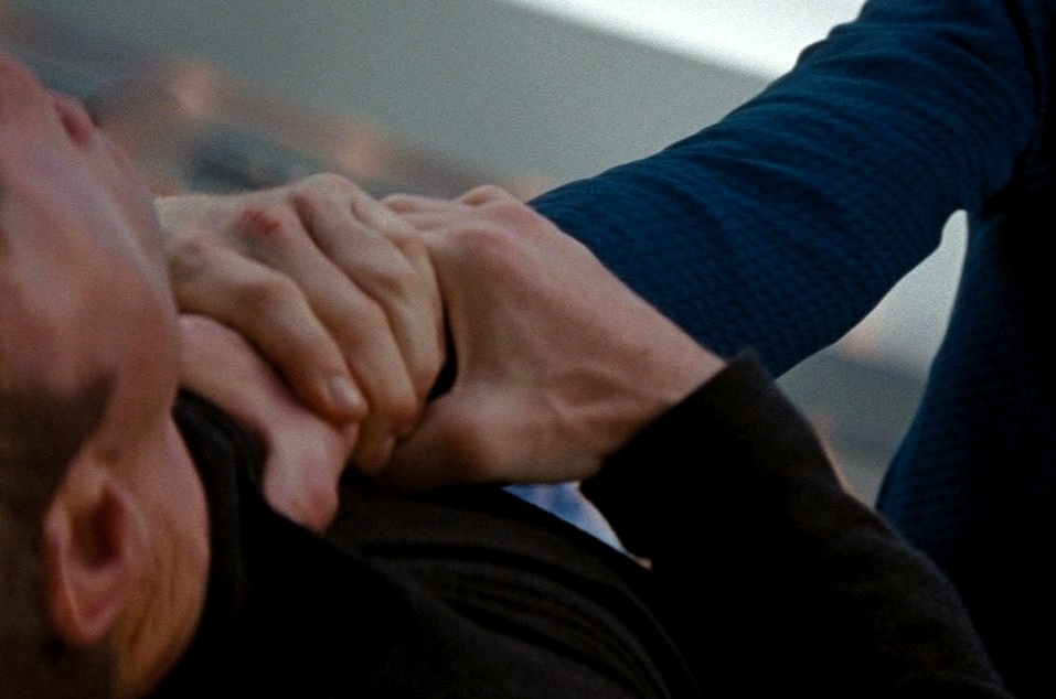 душить мужчину, фото из открытых источников