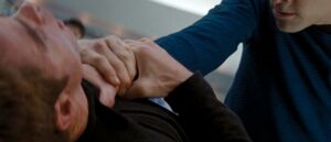 мужчина душит, фото из открытых источников