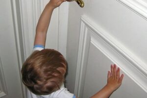 ребенок открывает дверь, фото из открытого источника