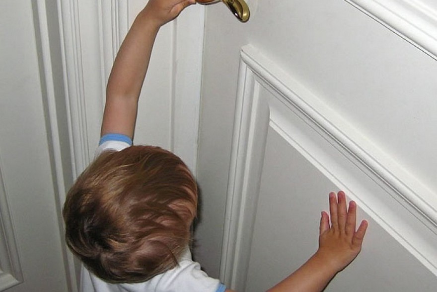 ребенок открывает дверь, фото из открытого источника