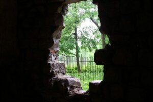 фото pravotv.ua, дыр в стене