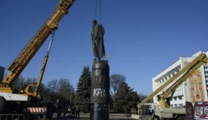 Снос памятника Дзержинскому в Днепродзержинске, фото газеты "Событие"