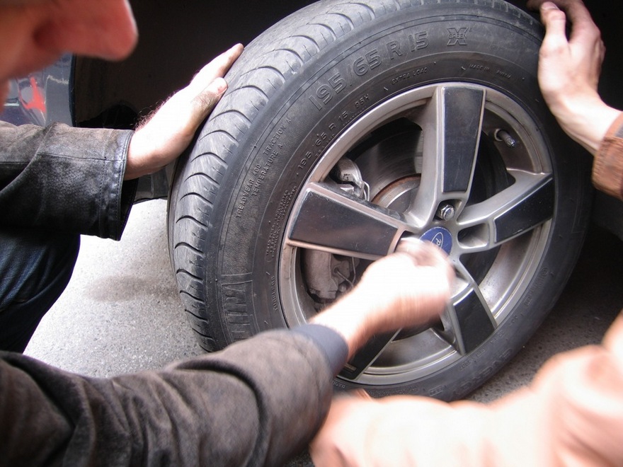 кража колес, фото из открытых источников