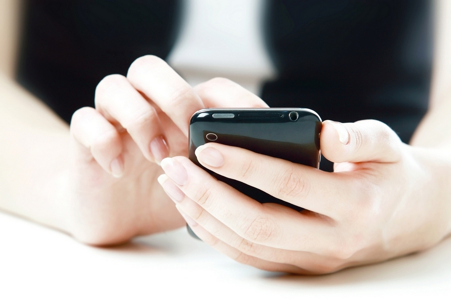 телефон в руке, фото из открытых источников