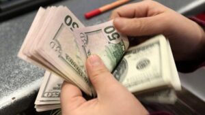 Украинцы выводят деньги за границу