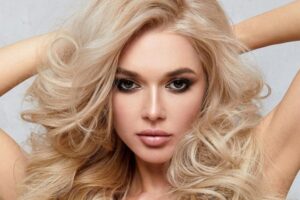 Эрика Герцег заворожила экстремальным декольте