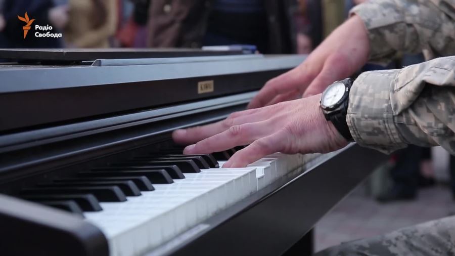 Пианист-экстремист из Майдана сыграл под открытым небом