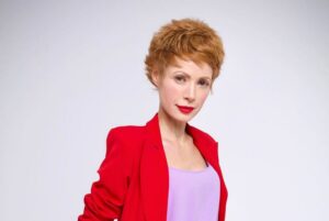 Елена-Кристина Лебедь обнажила грудь, чтобы разоблачить афериста