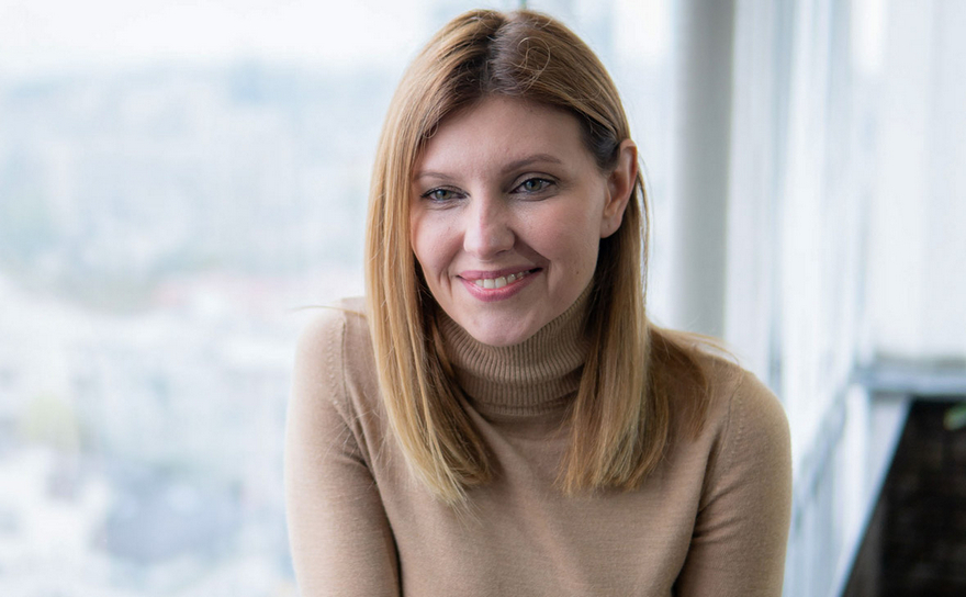 Елена Зеленская вышла в свет в стильном деловом костюме