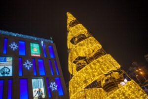 фото https://informator.dp.ua, елка из конфет в Днепре