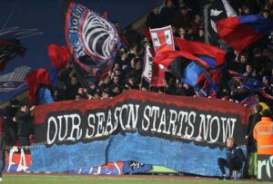 Фанаты Кристал Пэлас по ошибке испортили автобус своей же команды