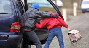 Гнался до подъезда: в Днепре пытались похитить школьниц