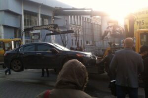 В центре Днепропетровска эвакуируют дорогие иномарки