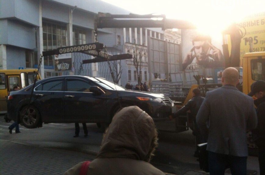 В центре Днепропетровска эвакуируют дорогие иномарки