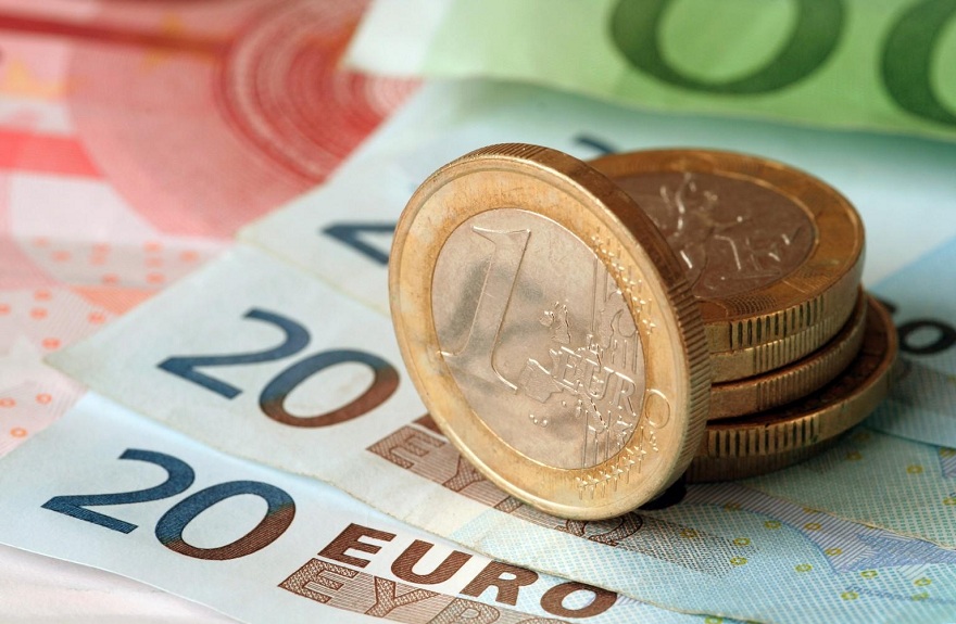 Евро подешевел