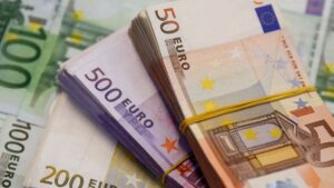 Доллар продолжает стремительно падать: курс валют на 4 декабря