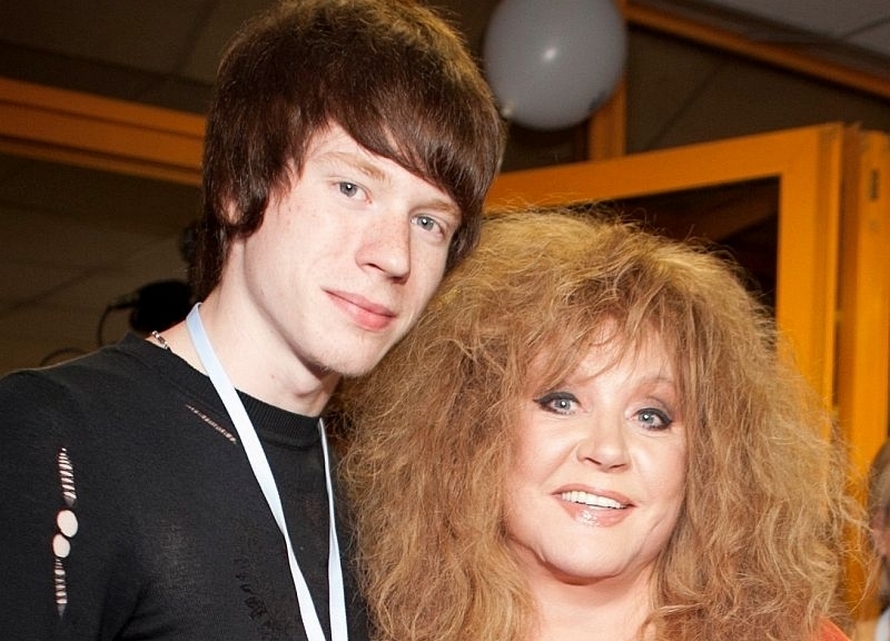 Внука Аллы Пугачевой придавило декорациями