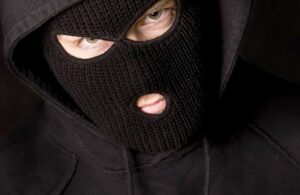 грабитель в маске, фото из открытых источников