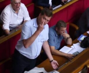 Нардеп от Оппоблока показал средний палец журналисту