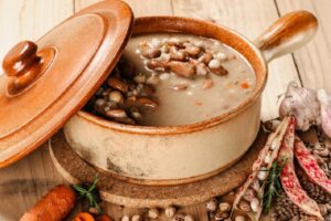 Соблюдаем пост: фасоль с гречкой запекают в горшочках